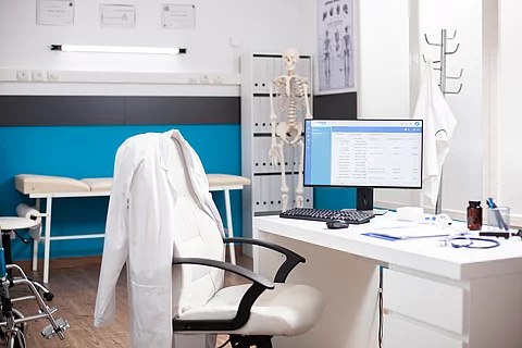 Empty medical office with no people inside, having clinical equipment and computer ready for healthcare use. Modern desktop pc in vacant hospital room displaying patient diagnostic data. Arztzimmer; Ärzte sollen besser geschützt werden