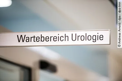 urn:newsml:dpa.com:20090101:250520-935-600279 Schild Wartebereich: Urologie