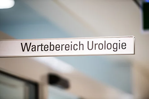 urn:newsml:dpa.com:20090101:250520-935-600279 Schild Wartebereich: Urologie