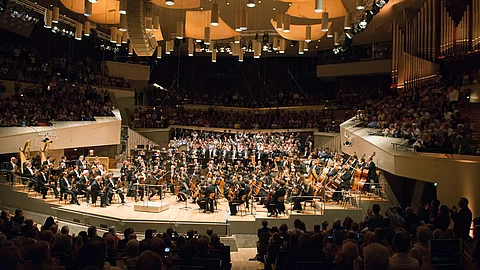 Die Berliner Philharmoniker auf der Bühne der Berliner Philharmonie – das Publikum füllt den Saal bis auf den letzten Platz Die Berliner Philharmoniker auf der Bühne der Berliner Philharmonie – das Publikum füllt den Saal bis auf den letzten Platz