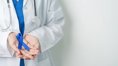 Zeichen für Prävention: Die blaue Schleife erinnert an die Bedeutung der Darmkrebsvorsorge Zeichen für Prävention: Die blaue Schleife erinnert an die Bedeutung der Darmkrebsvorsorge