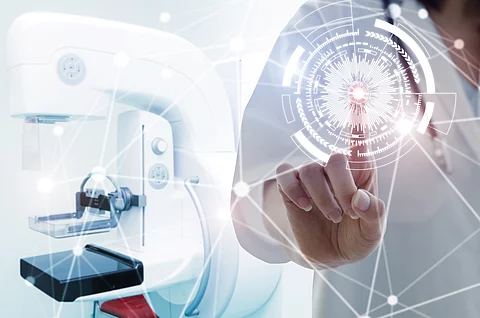 Ein modernes Mammografie-Gerät mit digitaler Benutzeroberfläche und holografischen Elementen, das für die Brustkrebs-Früherkennung eingesetzt wird. Ein modernes Mammografie-Gerät mit digitaler Benutzeroberfläche und holografischen Elementen, das für die Brustkrebs-Früherkennung eingesetzt wird.