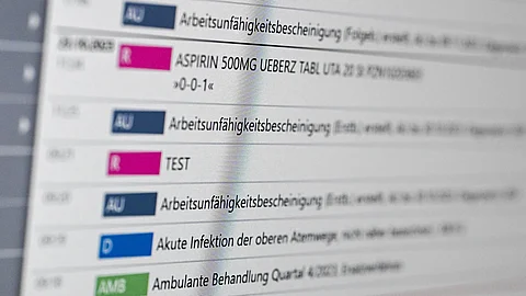 Digitale Ansicht einer elektronischen Patientenakte mit farblich markierten medizinischen Dokumenteinträgen auf einem Bildschirm.