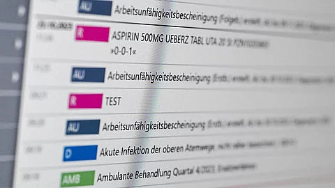 Digitale Ansicht einer elektronischen Patientenakte mit farblich markierten medizinischen Dokumenteinträgen auf einem Bildschirm.