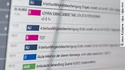 Digitale Ansicht einer elektronischen Patientenakte mit farblich markierten medizinischen Dokumenteinträgen auf einem Bildschirm.