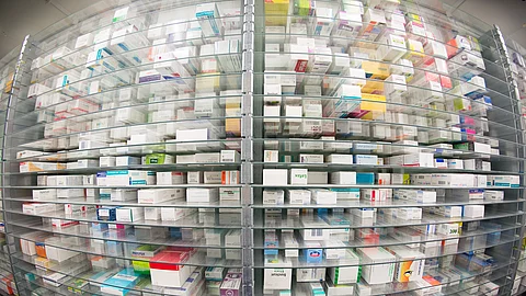 Regale einer Apotheke, dicht gefüllt mit Medikamentenschachteln in verschiedenen Farben und Größen. Regale einer Apotheke, dicht gefüllt mit Medikamentenschachteln in verschiedenen Farben und Größen.