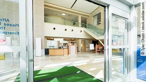 Klinikeingang: Nur 18% der Anspruchsberechtigten in den USA nutzen das Lungenkrebs-Screening