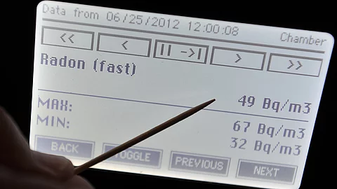 Nahaufnahme eines Radonmessgeräts, das verschiedene Radonwerte in Becquerel pro Kubikmeter anzeigt.