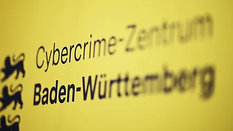 Auf einem Roll-Up im Cybercrime-Zentrum Baden-Württemberg ist der Name der Einrichtung angebracht.