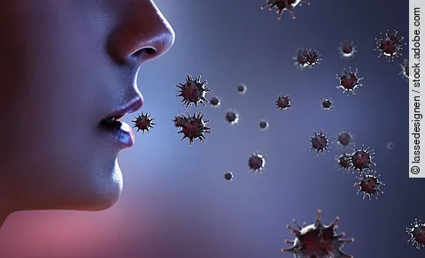 Frau atmet Viren aus