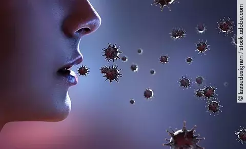 Frau atmet Viren aus