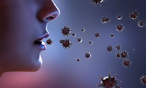 Frau atmet Viren aus