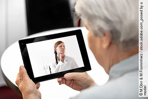 Konzept Telemedizin, Patientin und Ärztin in einer digitalen Sp