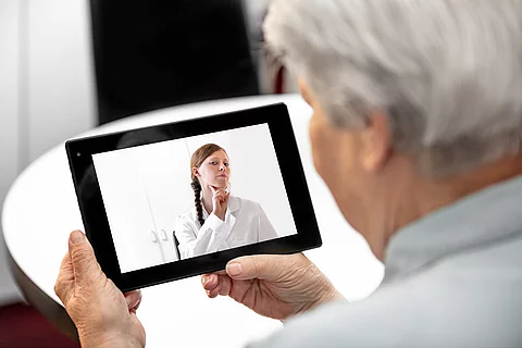 Konzept Telemedizin, Patientin und Ärztin in einer digitalen Sp Konzept Telemedizin, Patientin und Ärztin in einer digitalen Sp