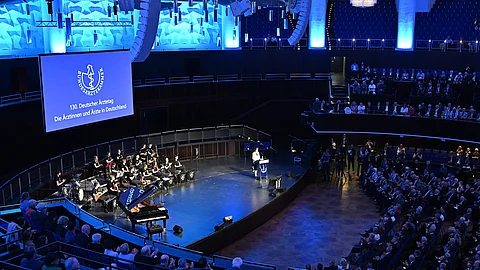 Delegierte und Gäste sitzen zu Beginn des 130. Deutschen Ärztetages im Hannover Congress Centrum HCC