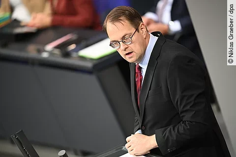 urn:newsml:dpa.com:20090101:251113-935-953179 Sören Pellmann, Fraktionsvorsitzender von Die Linke im Bundestag, spricht in der Aussprache nach der Regierungserklärung zum EU-Gipfel im BundestagSören Pellmann, Fraktionsvorsitzender von Die Linke im Bundestag, spricht im Bundestag.