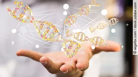 Eine geöffnete Hand, über der mehrere stilisierte, gelb‑orangefarbene DNA‑Doppelhelix‑Grafiken schweben