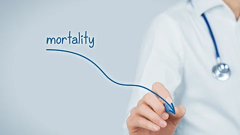 Eine Person im weißen Kittel zeichnet eine fallende Kurve mit der Beschriftung „mortality“, die symbolisch einen Rückgang der Sterblichkeit darstellt.