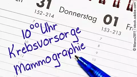 Nahaufnahme eines Kalenderblatts mit handschriftlichem Eintrag ‘Krebsfrorsorge Mammographie’ und einem blauen Stift daneben