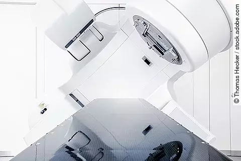 Detailansicht eines Linearbeschleunigers zur präzisen Bestrahlung von Tumoren in der Radioonkologie.