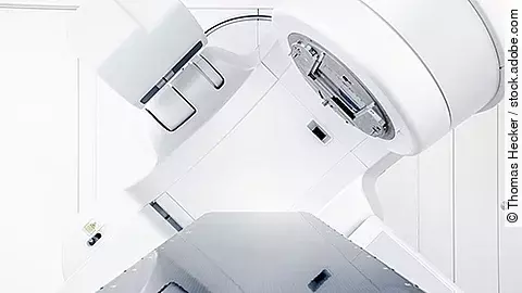 Detailansicht eines Linearbeschleunigers zur präzisen Bestrahlung von Tumoren in der Radioonkologie.