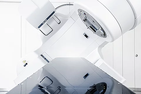 Detailansicht eines Linearbeschleunigers zur präzisen Bestrahlung von Tumoren in der Radioonkologie.