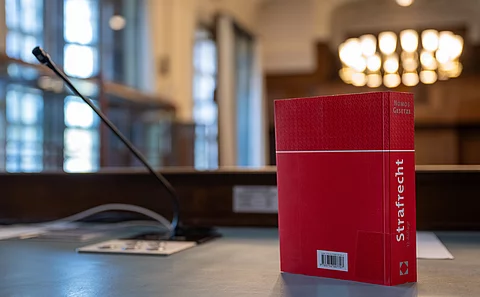 Gerichtssaal: Ein angeklagter Palliativarzt soll zwischen 2021 und 2024 mindestens 15 Patienten ohne deren Wissen mit einem tödlichen Medikamentengemisch getötet haben.