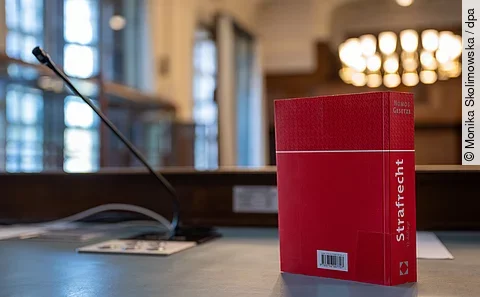 urn:newsml:dpa.com:20090101:250610-935-640507 Gerichtssaal: Ein angeklagter Palliativarzt soll zwischen 2021 und 2024 mindestens 15 Patienten ohne deren Wissen mit einem tödlichen Medikamentengemisch getötet haben.