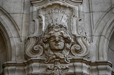 urn:newsml:dpa.com:20090101:250708-935-701706 Gericht Ausßenansicht Säulenkopf