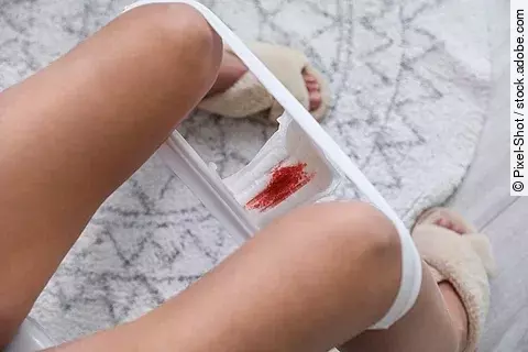 Menstruationsblut in Unterhose