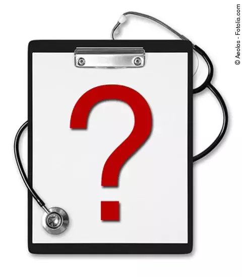 Klemmbrett mit Fragezeichen und Stethoskop