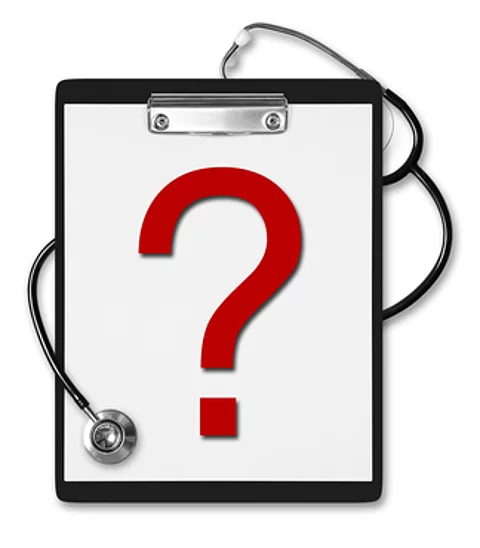 Klemmbrett mit Fragezeichen und Stethoskop