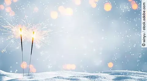 zwei brennende wunderkerzen im schnee