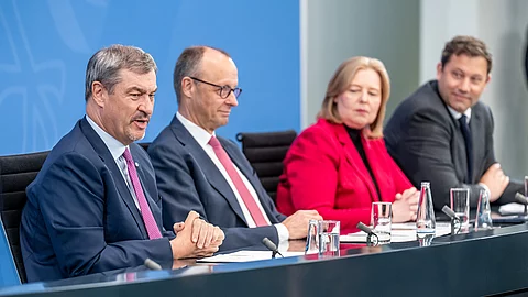Markus Söder (l-r, CSU), Ministerpräsident von Bayern und CSU Vorsitzender, Bundeskanzler Friedrich Merz (CDU), Bärbel Bas (SPD), Bundesarbeitsministerin und Co-Bundesvorsitzende der SPD, sowie Lars Klingbeil (SPD), Bundesfinanzminister und Co-Bundesvorsitzender der SPD, nehmen an der Pressekonferenz nach dem Koalitonsausschuss teil. 