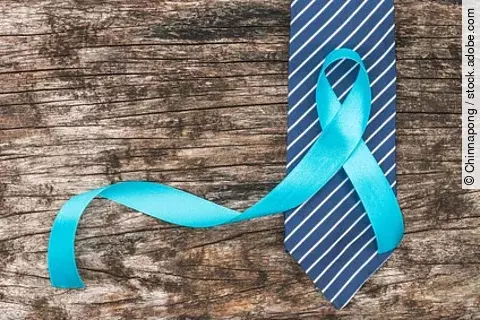 blaue Schleife auf blau gestreifter Kravatte