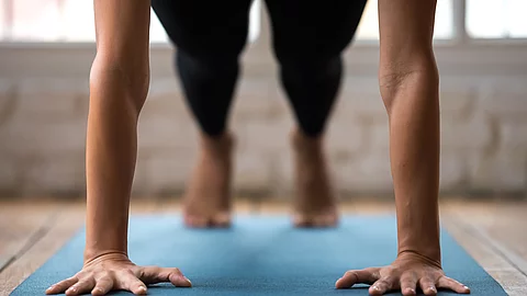 Person macht Liegestütze auf Sportmatte