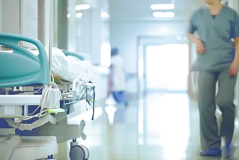 Krankenhausflur: Krankenhäuser registrieren Defizite in Milliardenhöhe