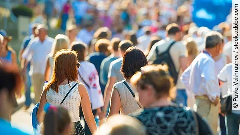 Passanten in Fußgängerzone