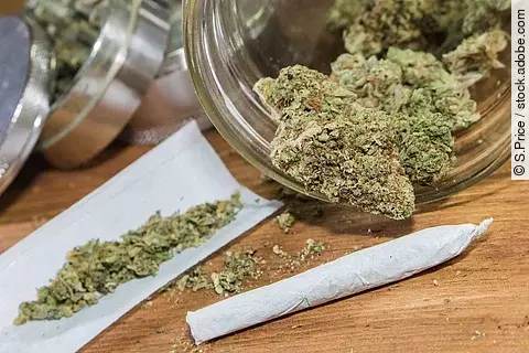 Cannabis: Patienten mit diagnostizierter Cannabisabhängigkeit starben laut Studie 24-mal häufiger innerhalb von fünf Jahren nach einer Darmkrebsdiagnose.