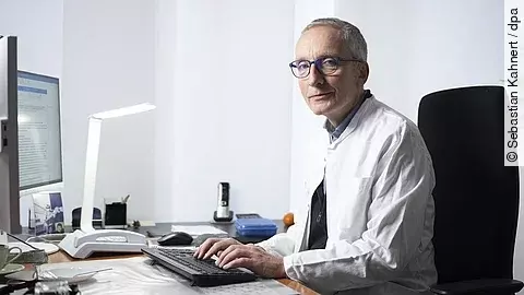 Prof. Reinhard Berner, Direktor der Kinderklinik am Dresdner Universitätsklinikum, in seinem Büro.