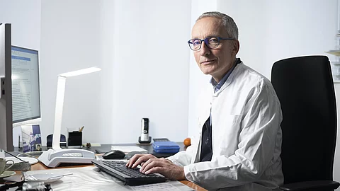 Prof. Reinhard Berner, Direktor der Kinderklinik am Dresdner Universitätsklinikum, in seinem Büro.