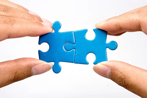 Zwei ineinandergreifende Puzzleteile
