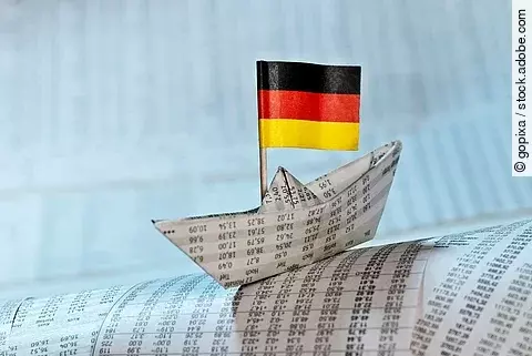 Papierschiffchen mit deutscher Flagge
