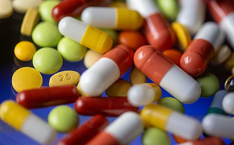 Verschiedene Tabletten, Kapseln und Dragees liegen auf einem Tisch Verschiedene Tabletten, Kapseln und Dragees liegen auf einem Tisch