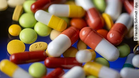 Verschiedene Tabletten, Kapseln und Dragees liegen auf einem Tisch Verschiedene Tabletten, Kapseln und Dragees liegen auf einem Tisch