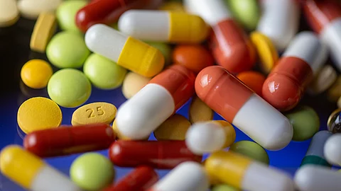 Verschiedene Tabletten, Kapseln und Dragees liegen auf einem Tisch Verschiedene Tabletten, Kapseln und Dragees liegen auf einem Tisch