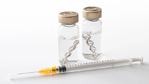 Glasfläschchen, die eine DNA- oder mRNA-Doppelhelix enthalten, sowie einer Injektionsspritze und einer klaren Flüssigkeit, isoliert vor weißem Hintergrund
