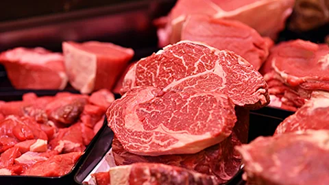 Rotes, unbehandeltes Fleisch liegt in einer Theke aus; die Fleischstücke zeigen typische Marmorierung