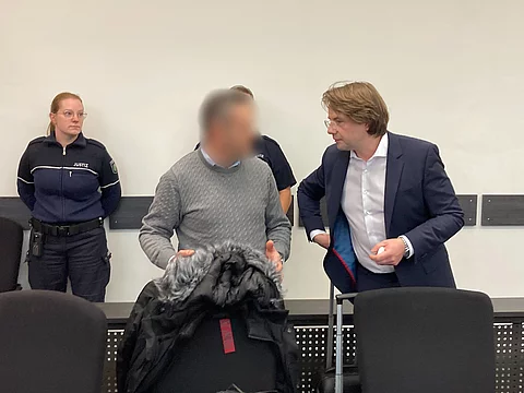 Nordrhein-Westfalen, Detmold: Der Angeklagte betritt mit seinem Anwalt Sebastian Thieme (r) den Gerichtssaal. Nach dem Tod einer Zwölfjährigen in einem Krankenhaus im Kreis Lippe stehen ein Arzt und eine Krankenschwester wegen des Vorwurfs der fahrläss Nordrhein-Westfalen, Detmold: Der Angeklagte betritt mit seinem Anwalt Sebastian Thieme (r) den Gerichtssaal. Nach dem Tod einer Zwölfjährigen in einem Krankenhaus im Kreis Lippe stehen ein Arzt und eine Krankenschwester wegen des Vorwurfs der fahrlässigen Tötung vor Gericht
