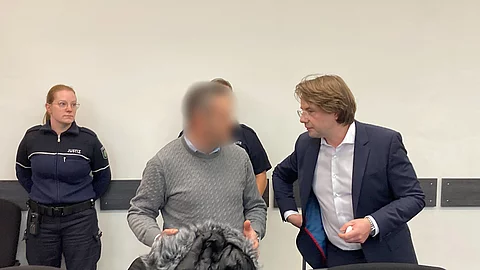 Nordrhein-Westfalen, Detmold: Der Angeklagte betritt mit seinem Anwalt Sebastian Thieme (r) den Gerichtssaal. Nach dem Tod einer Zwölfjährigen in einem Krankenhaus im Kreis Lippe stehen ein Arzt und eine Krankenschwester wegen des Vorwurfs der fahrlässigen Tötung vor Gericht